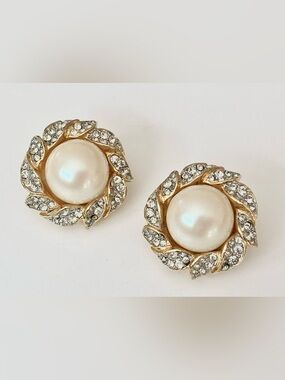 Vintage 80s Kenneth Jay Lane gold tone faux pearl rhinestone clip on earrings